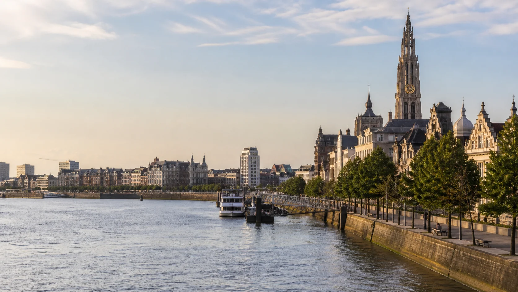 Panoramisch uitzicht op de Antwerpse Scheldekaaien en de Onze-Lieve-Vrouwekathedraal